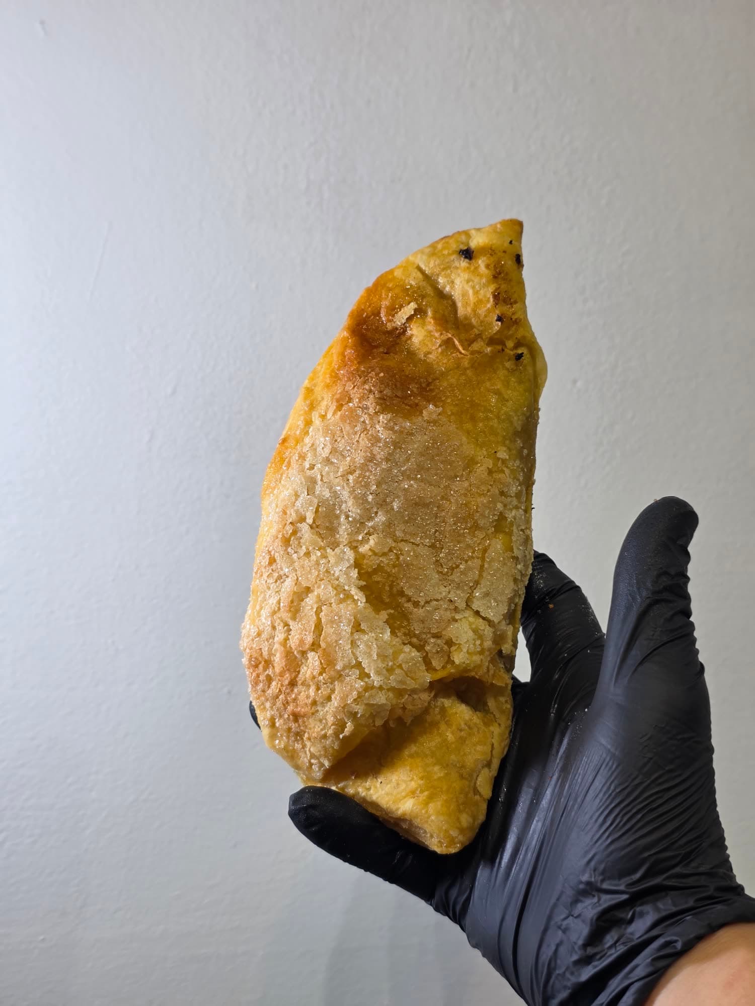 Un paste de hojaldre sostenido en la mano