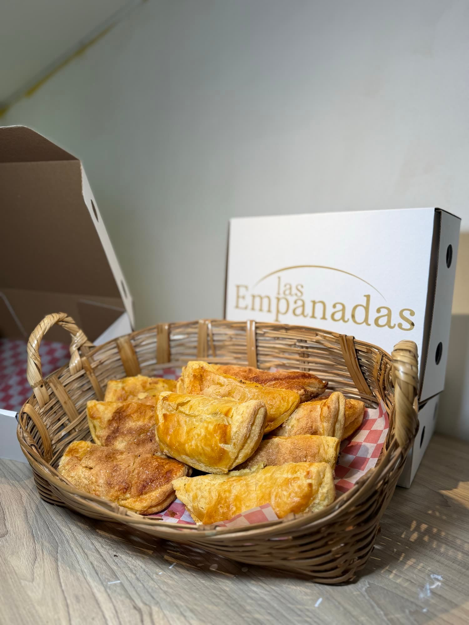 Canasta con pastes de hojaldre dentro de una caja para llevar