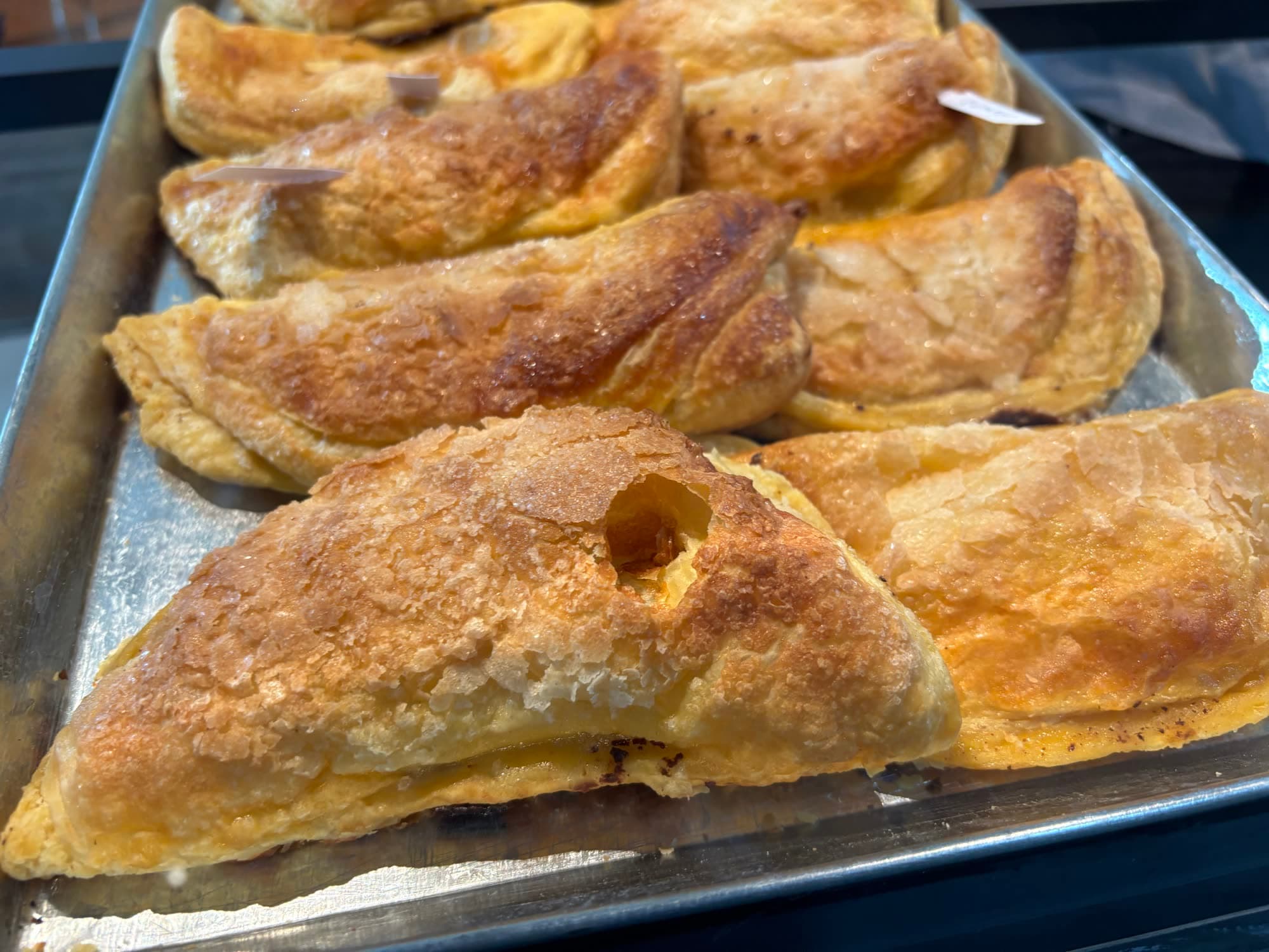 Charola de pastes de hojaldre recién salidos del horno